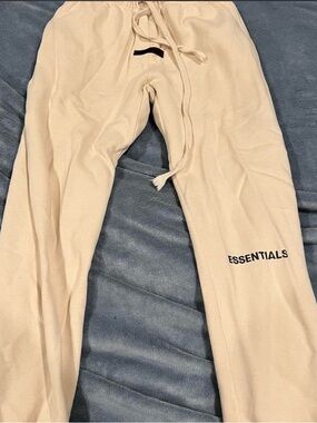 Biege Fear of God Essentials Sweatpants
Size: S
Great condition
